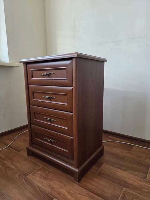 Комод с выдвижными ящиками