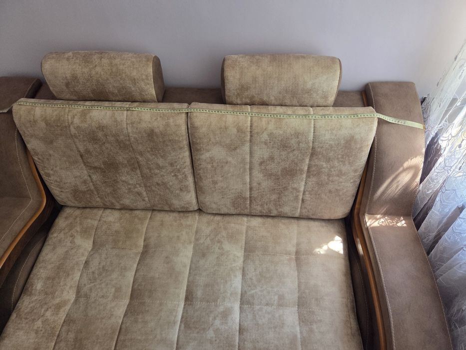 Divan v horoshem sostoyanii.