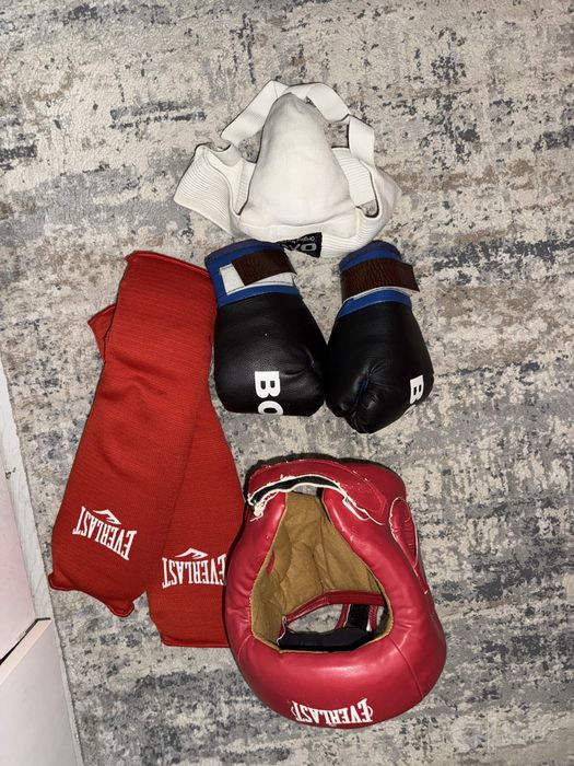 Спортивные бокс перчатки,комплект все защитные вещи