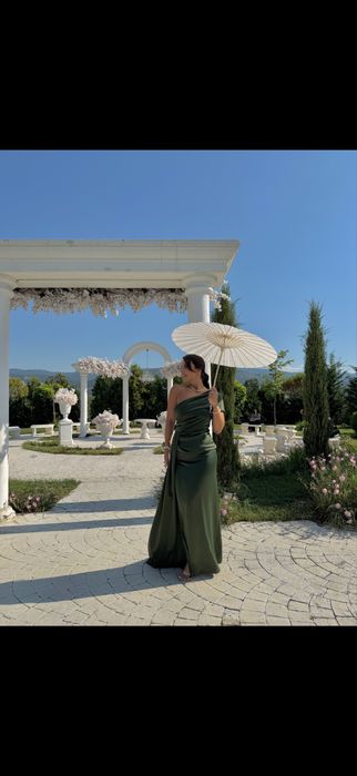 Сатенена зелена рокля