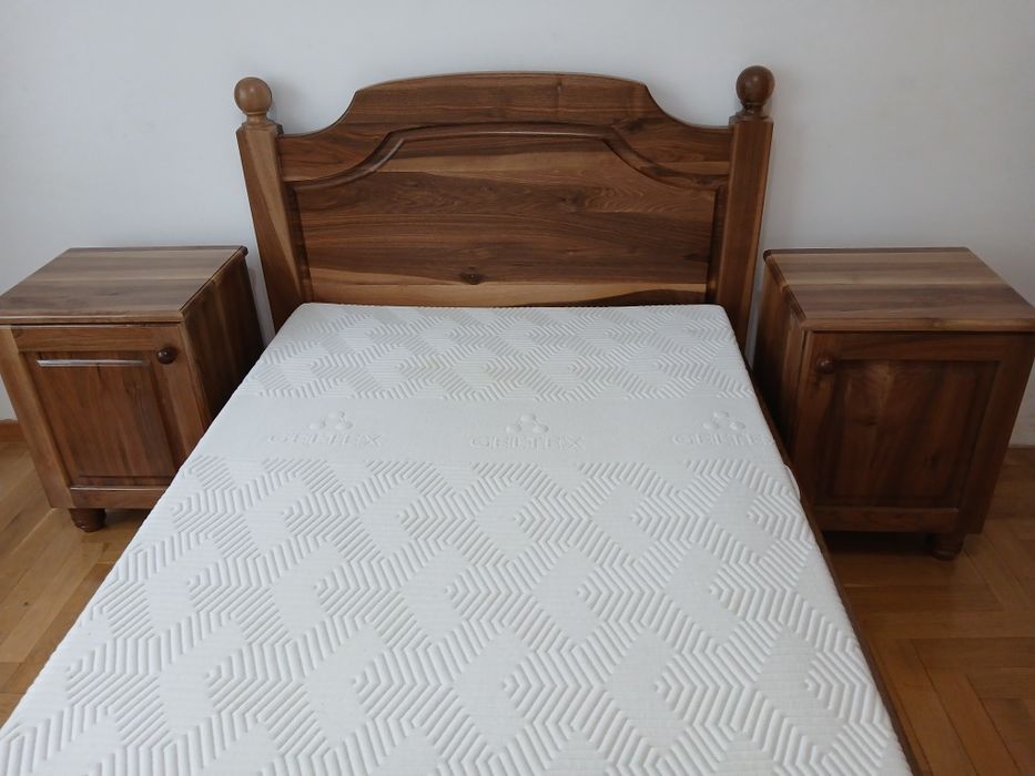 Pat nou lemn masiv esență nuc 2 metri pe 1 metrucu două noptiere cu sa