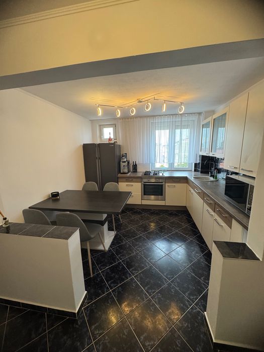 Vand apartament 3 camere in Aleşd bloc B5, Zona pietonala