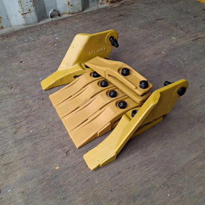 Зуб ковша экскаватора - погрузчика 3в1 CAT428, JCB 3CX, XCMG, LiuGong.
