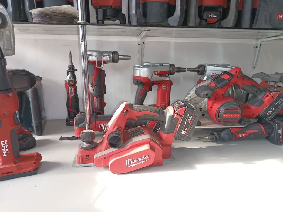 Milwaukee 18 v noi și second.