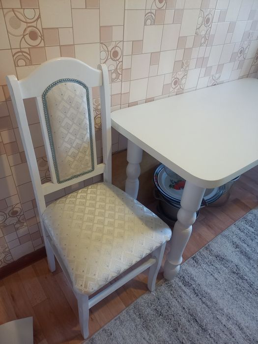 Стол и стулья 4 штуки