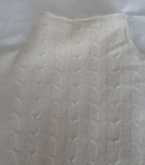 Дамски вълнени пуловери -  бял - S/М - 1 бр, сив - М - 1 бр.