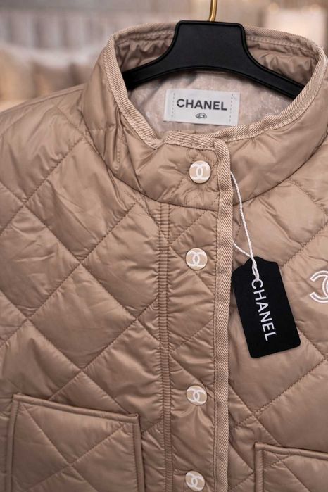 бежово ватирано преходно яке беж шанел с копчета ново chanel пролетно