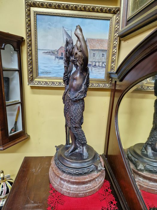 Прекрасна антикварна голяма френска бронзова фигура статуетка