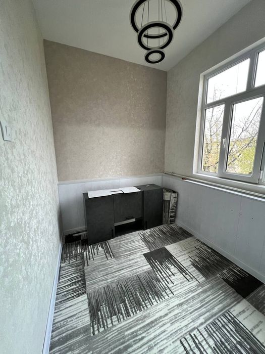 Продам 2х комнатную кварииру переделанная на 3.  Яшнаьадский район 5эт