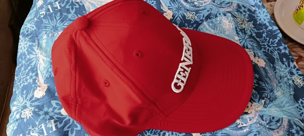 Червени летни шапки