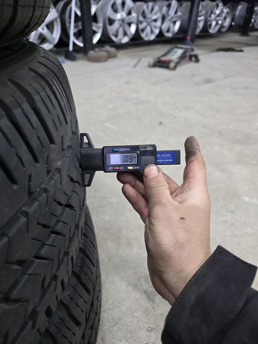 4 Броя Бусови Гуми 215/60/17C Michelin 2x8mm 2x7mm 23dot