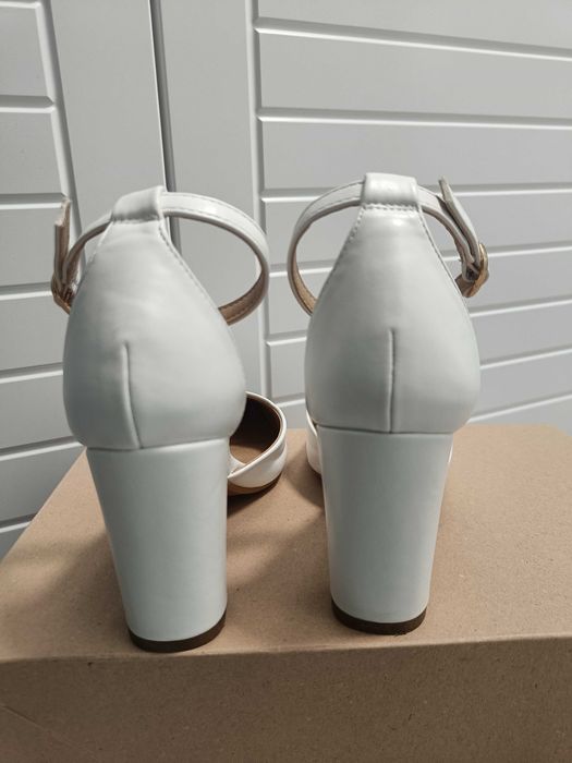 Официални бели обувки на ток