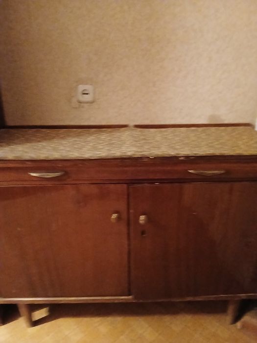 Тумбу со столом.