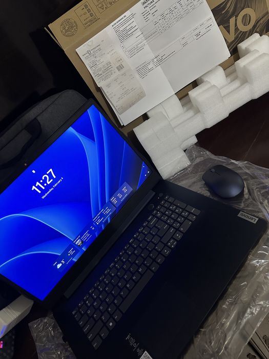 !!! GARANȚIE!!! Lenovo IdeaPad 3 Complet, geantă + mouse + mouse pad