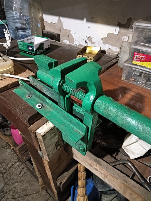 Тиски слесарные продам