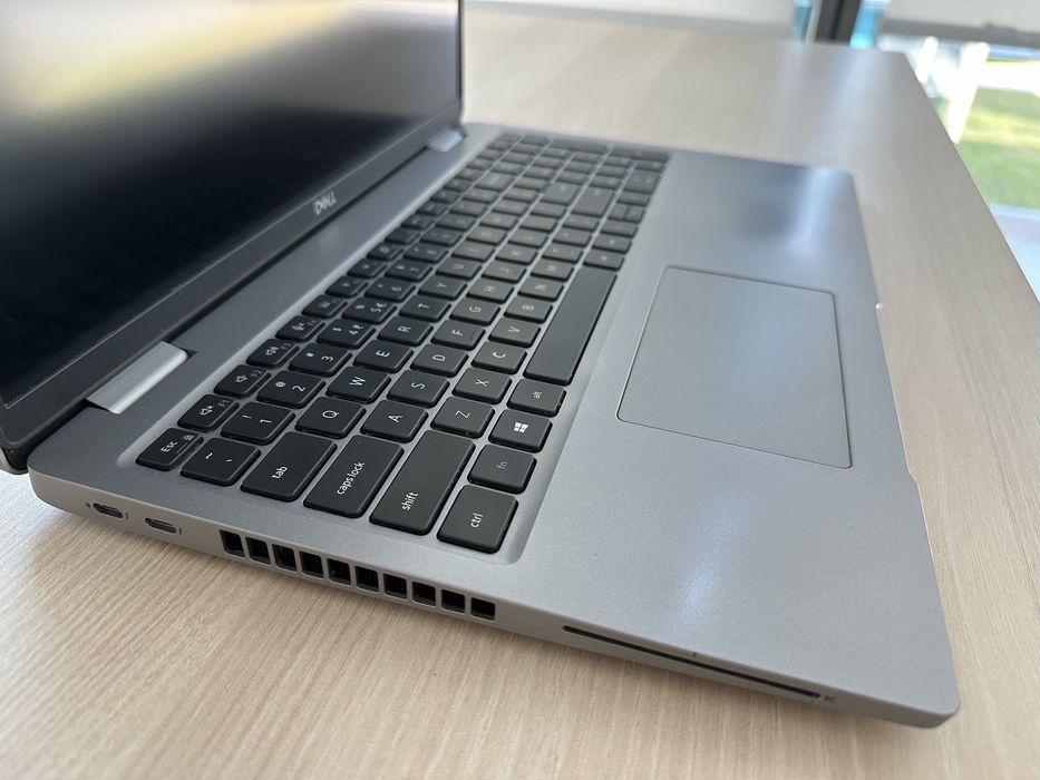 Лаптоп Dell Latitude 5520 15.6 FHD IPS Core i5-1145G7 32GB DDR4 1TB SSD Windows 11 PRO