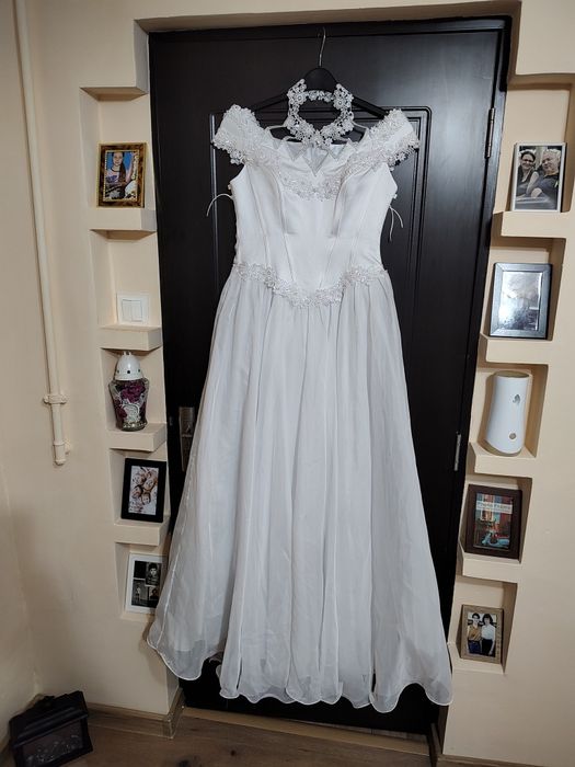Rochie de mireasa+cămașă ginerică ( rochia are toate accesoriile)