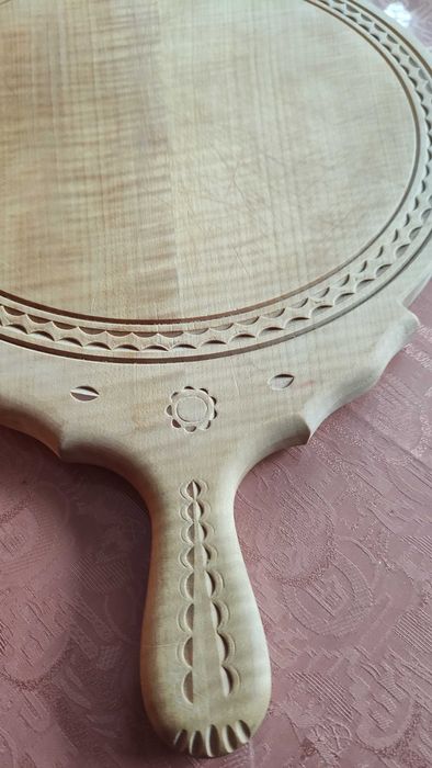 Кръгла дървена дъска за рязане с дръжка и украса от дърворезба