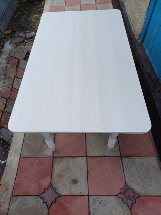 Продам стол кухонный.