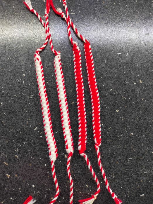 Мартеници ръчно плетени