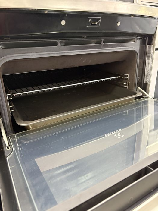 Свободностояща готварска печка  Electrolux EKI6763AOX с индукционен плот и две независими фурни.