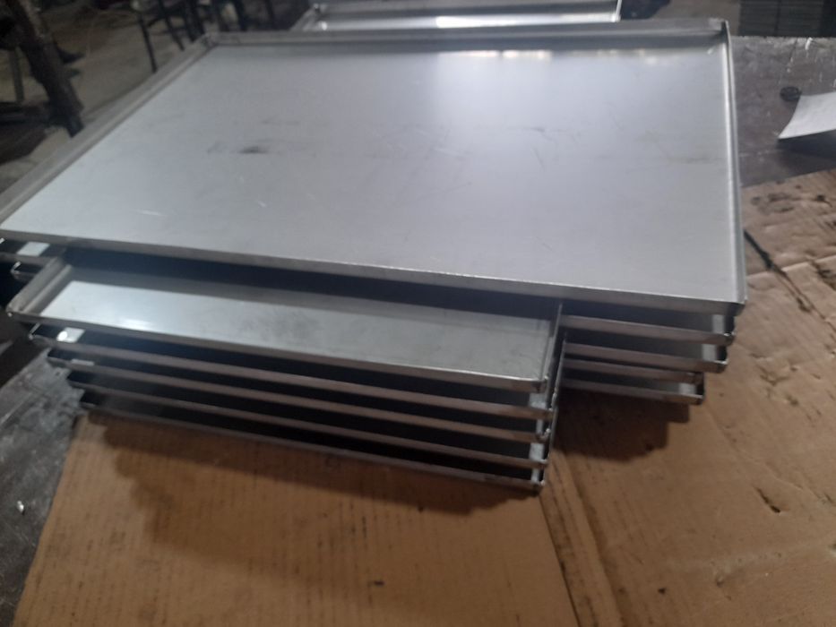 Mese si carucioare din inox transport  chifle/paine