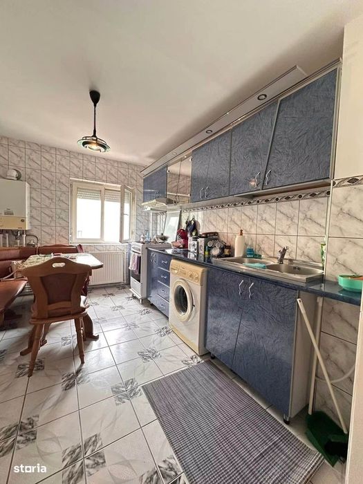 De vanzare apartament 3 camere și balcon,70mp, etaj 2,  Bd Roman Musat
