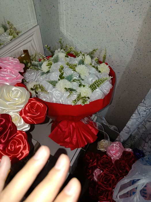 Атлас Роза, ақ гүлдер жылтыр