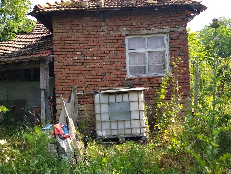 Продавам УПИ от 2420 кв.м  ведно със стара къща в с.Светлина общ Средец обл. Бургас с ток и вода