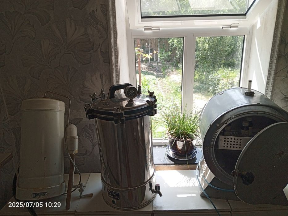 Автоклав    Акфадистиллятор        Сушильный шкаф