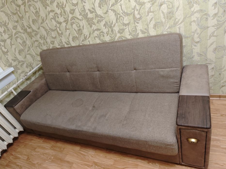 Продам диван в среднем состоянии