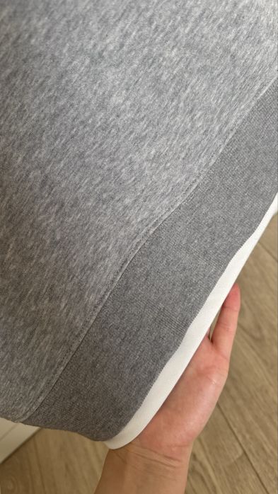 серый свитшот свободного кроя