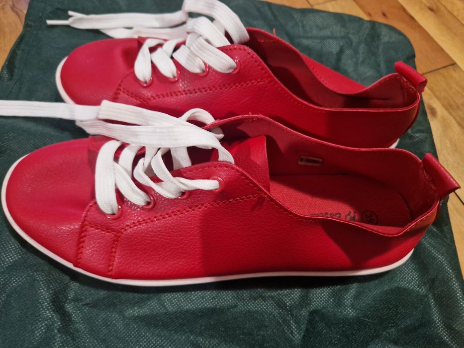 Продавам дамски маратонки Adidas Torsion и дамски кецове