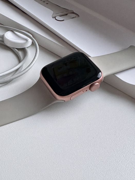 Продам часы Apple Watch SE