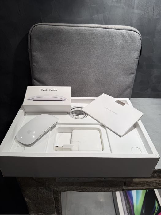 КАТО ЧИСТО НОВ Macbook Pro M1 13.3" + Magic Mouse + калъф