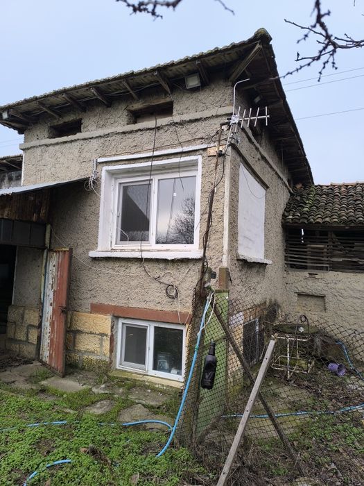 Двуетажна тухлена къща с гараж в село Дянково