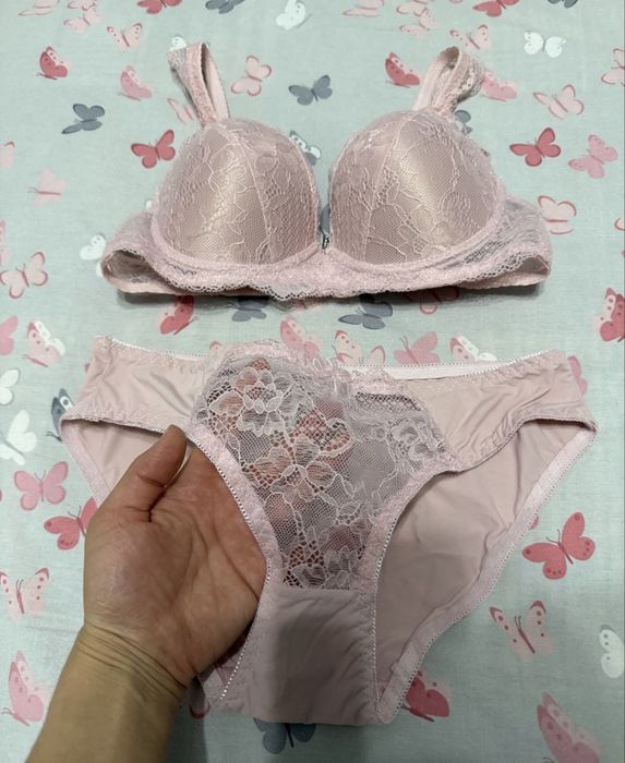 Комплект женского кружевного белья цвета пудры