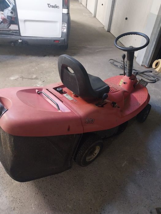 Tractoraș de tuns iarba