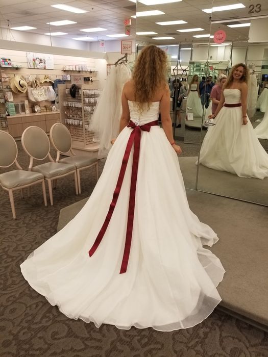 Vera Wang (Вера Уонг) уникална дизайнерска сватбена рокля с шлейф