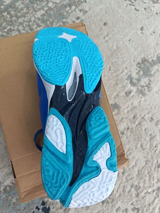Продам кроссовки Mizuno