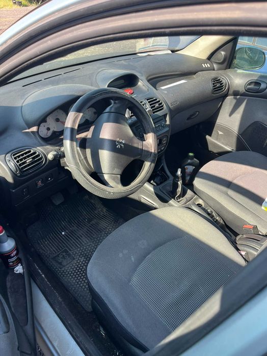Dezmembrez Peugeot 206 limuzina 1,4 benzina 2006 bleo