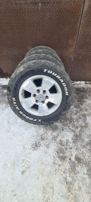 Диски с шинами колеса.