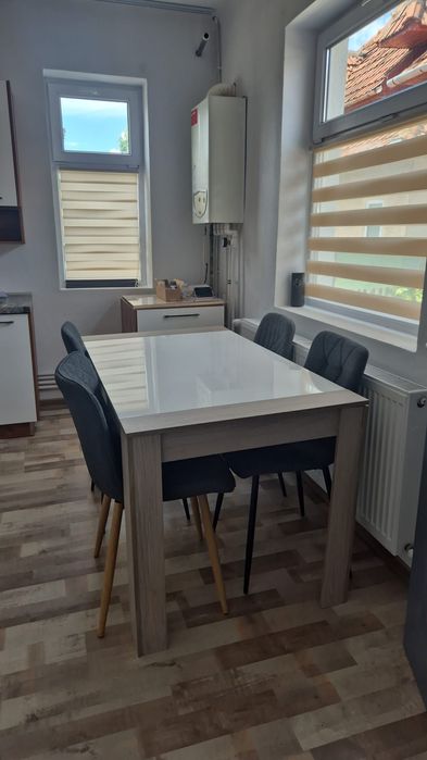 Apartament casa de închiriat. Pucioasa central.
