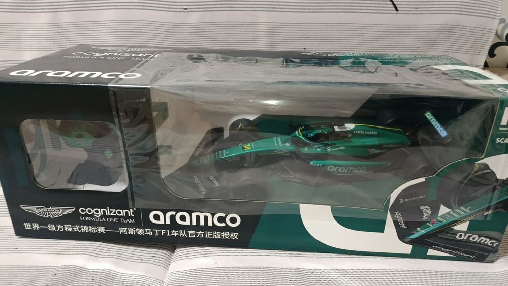 Машина на пульте управления Aston Martin Formula 1