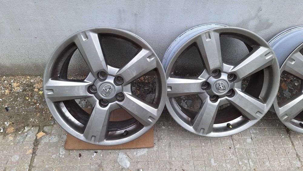 Перфектни, оригинални лети джанти 17" за Toyota Rav4
