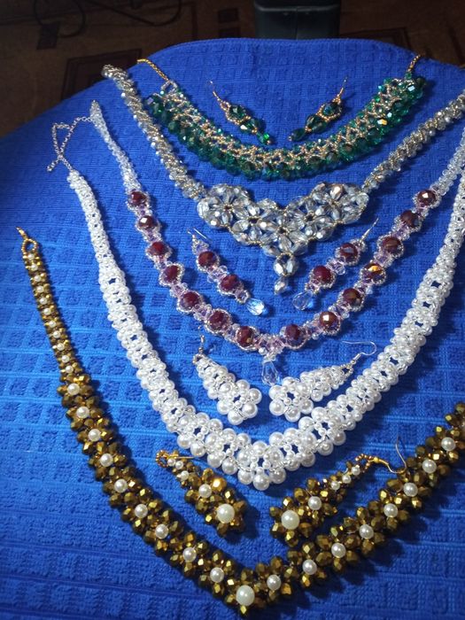 Коллекция разных украшений колье и серьги