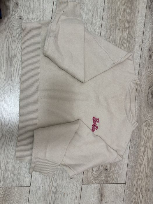 Кофта барби бежевая на рукаве есть пятно