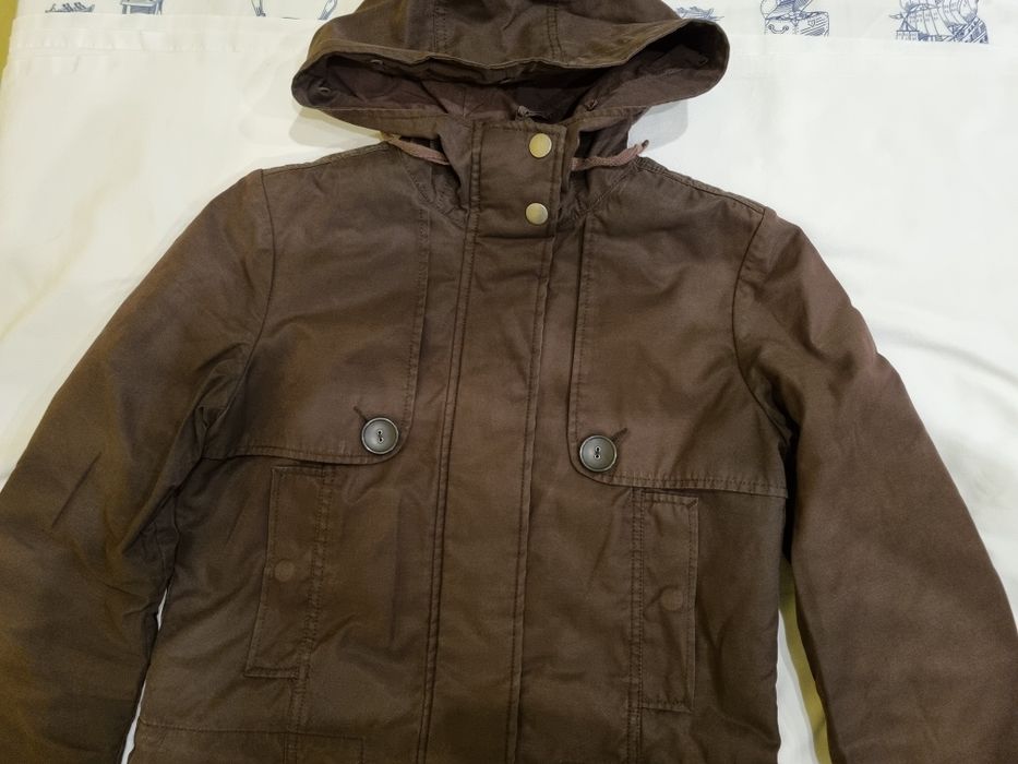 Продавам ватиран шлифер с качулка на фирмата Бенетон