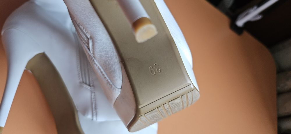 Белые сапожки демисезонные