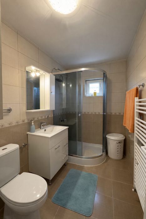 Proprietar – 2 camere decomandat, centrală proprie, balcon, zona Sens – 1100 lei
